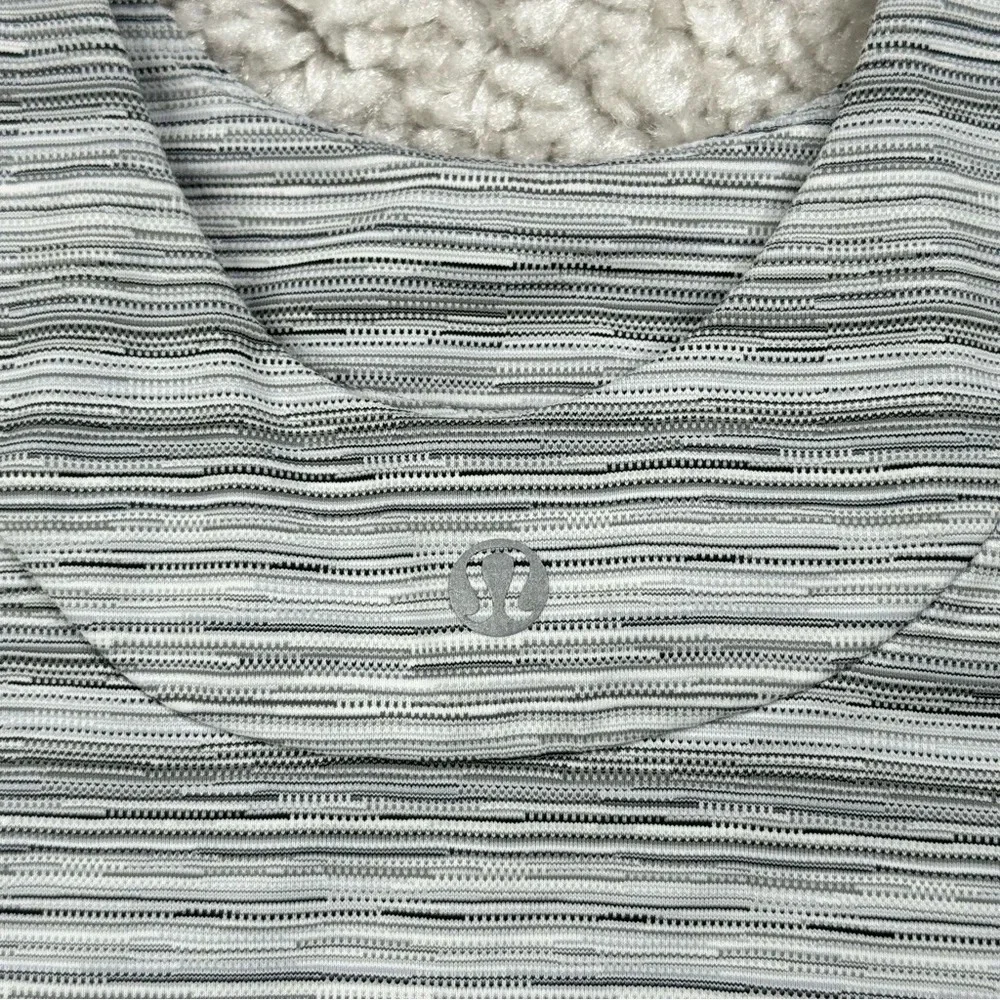 Lululemon Scoop Back Tank in Cyber Stripe White Silver Fox. Size 6